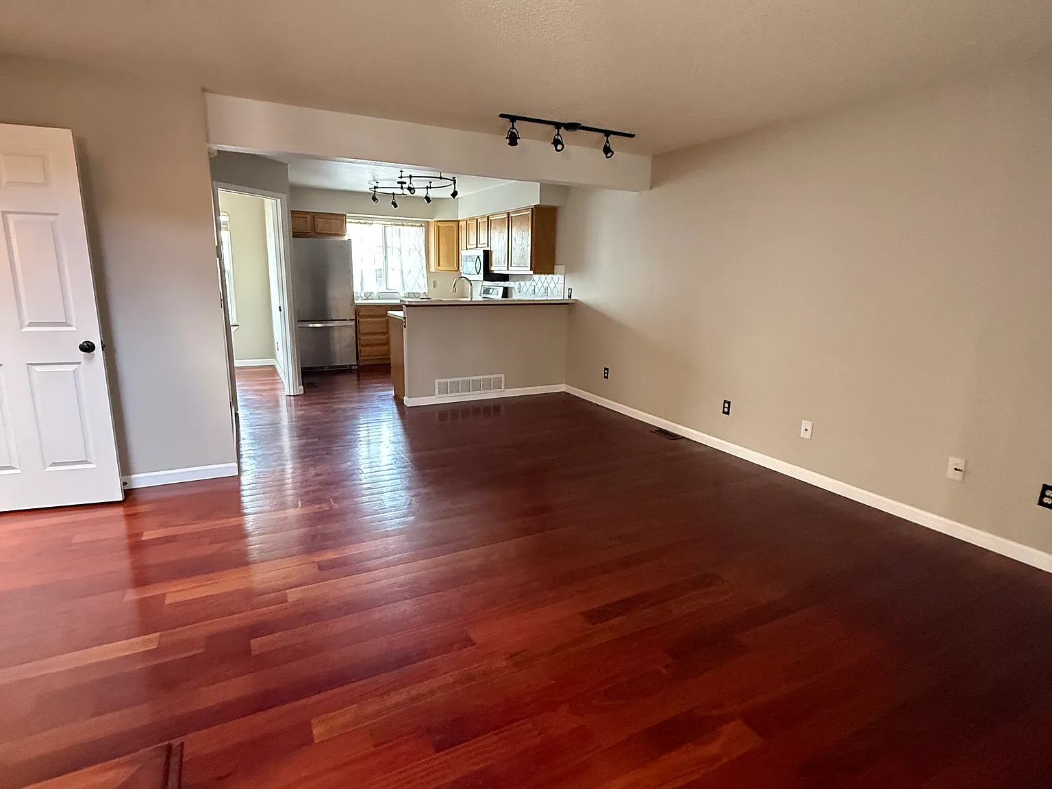 3 bed, 1300 sqft, $1,965 — Photo 4
