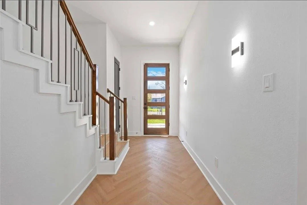 4 bed, 2.5 bath, 1359 sqft, $2,400 — Photo 2