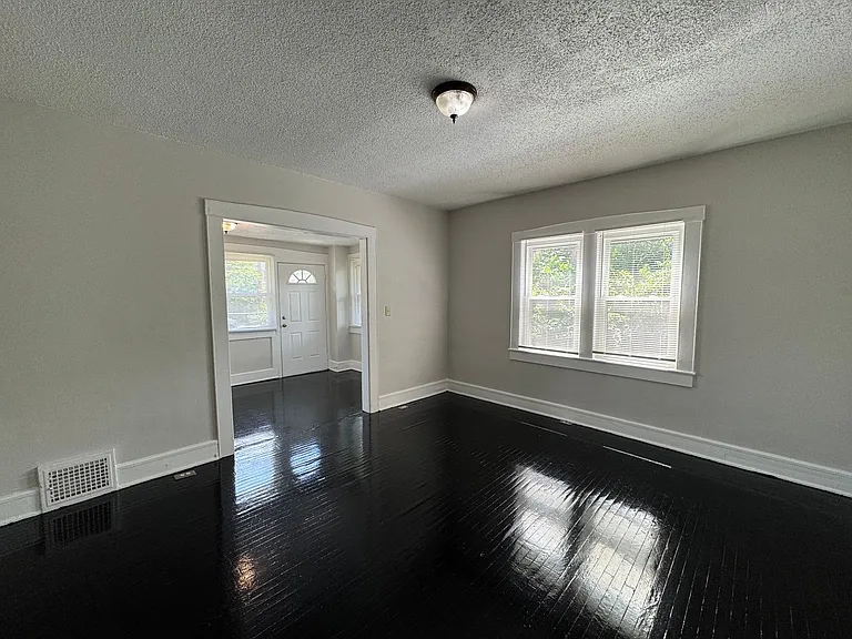 1136-1138 Fairfield Ave — Photo 8