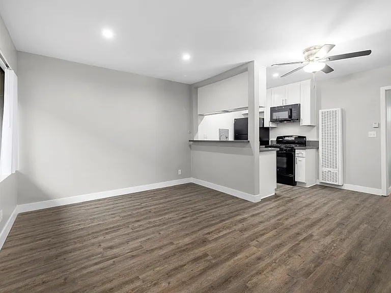 Riverside Villa Apartments — Photo 48