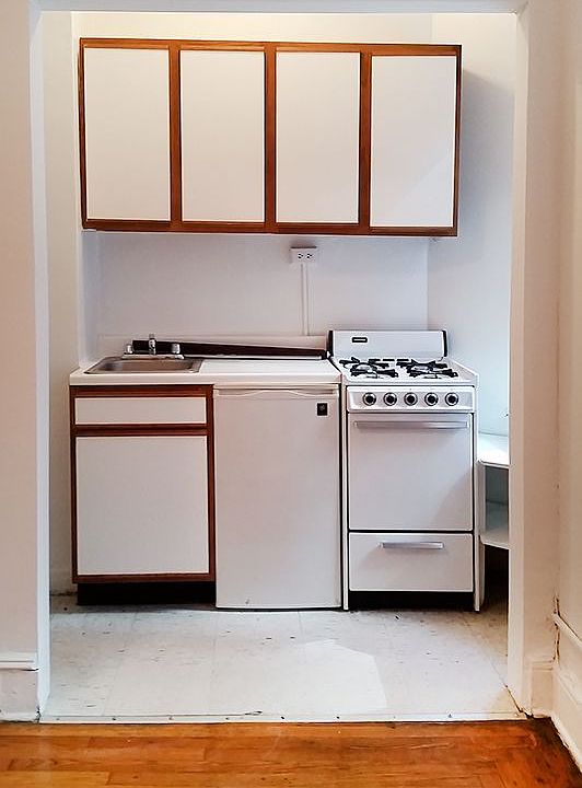 2nd image of 155 E 52nd St APT 2B