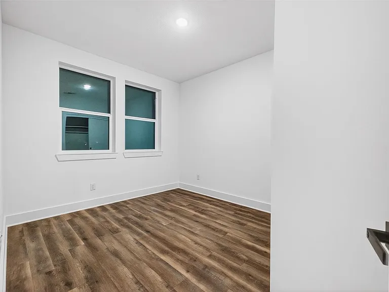3003A Delano St — Photo 36