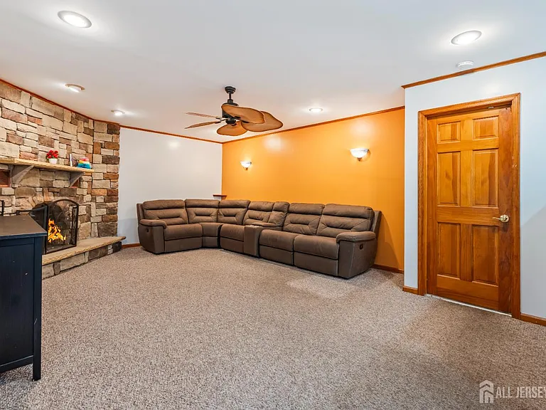 16 London Dr — Photo 11