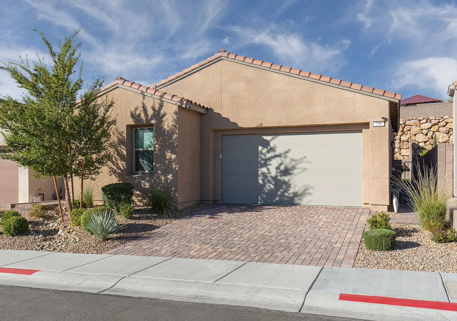 Luxury living in Summerlin West gated neighborhood — Photo 3
