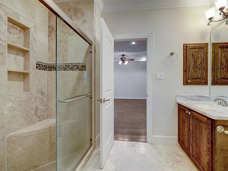 2401 Radcliffe St — Photo 4