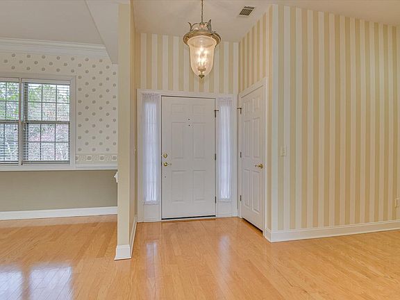 5th image of 102 Cottonwood Creek Ln