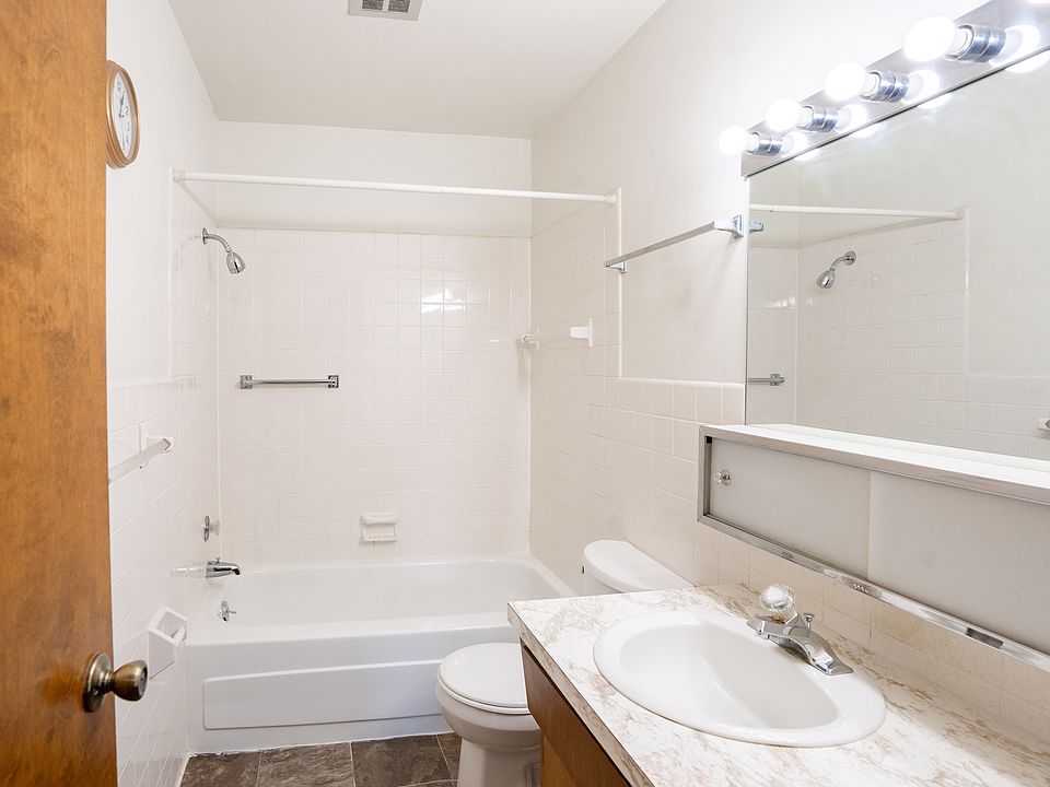 Fargo, ND Carr Apartments | 11A | Bathroom