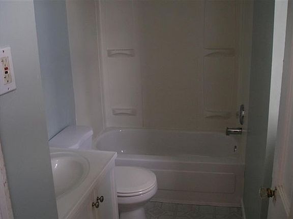 Unit B Bathroom