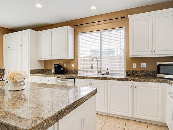 3rd image of 1710 River Oaks Cir