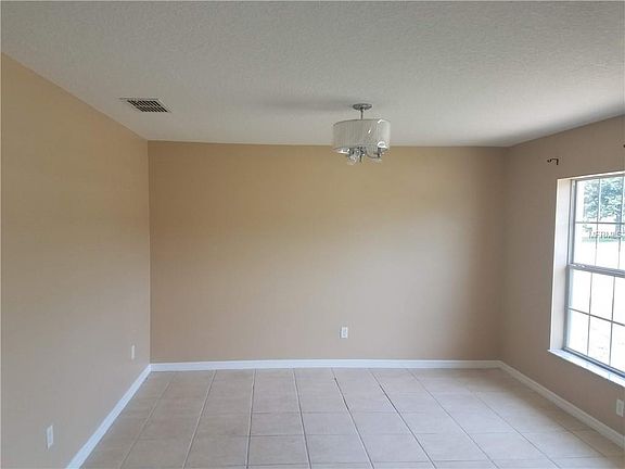 3rd image of 145 Fountain Lake Blvd