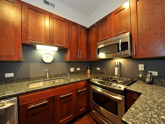 5th image of 657 W Fulton St Unit 206