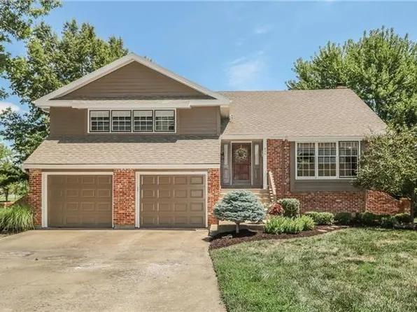 416 N Persimmon Dr, Olathe, KS 66061