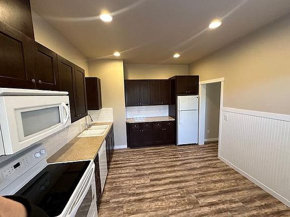 4th image of 2320 Capitol Way S