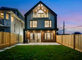 3623 Triumph St #2, Vancouver, BC V5K1V4