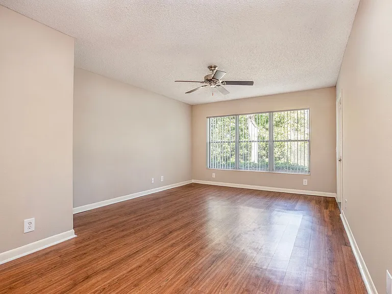CORAL FALLS APARTMENTS — Photo 36