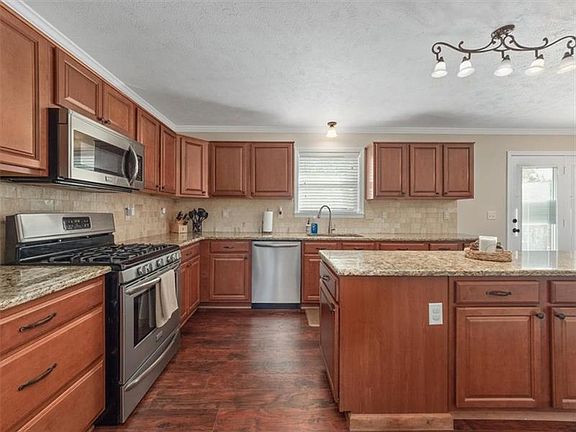 5th image of 1040 Sweet Brier Dr