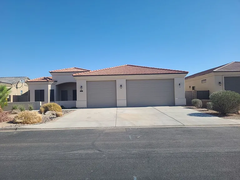 1923 E Winter Haven Dr — Photo 1