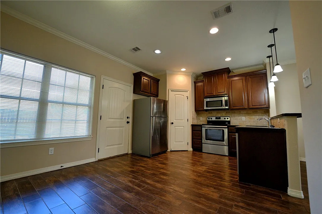 5 bed, 1830 sqft, $2,500 — Photo 3