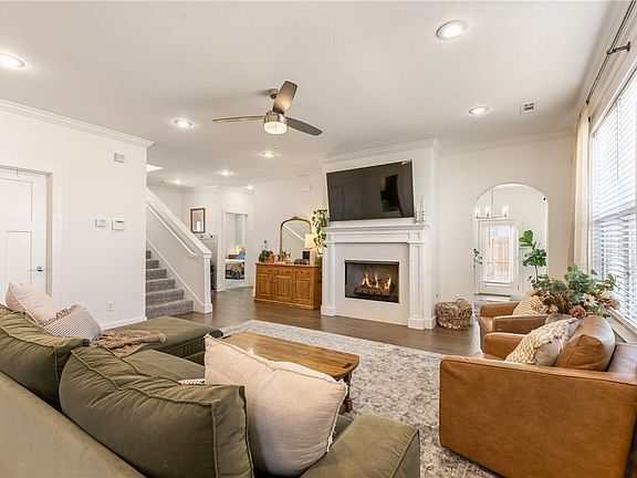 4th image of 113 Dobson St