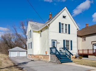 138 1st St, Woodstock, IL 60098