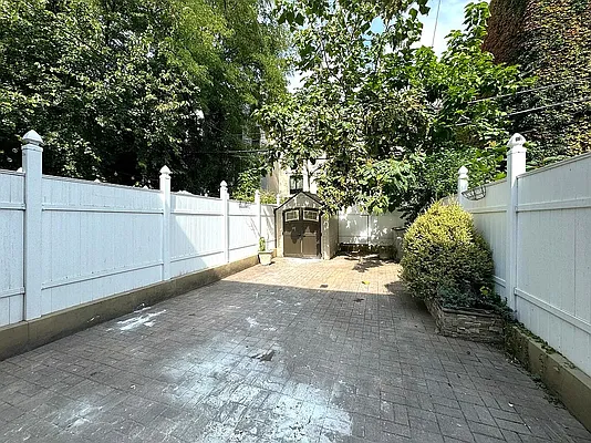 Rented by Pear NYC LLC | media 49