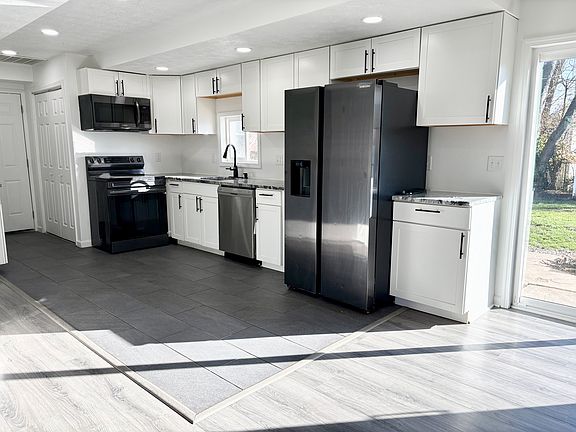 Modern Finishes and Tile in Kitchen