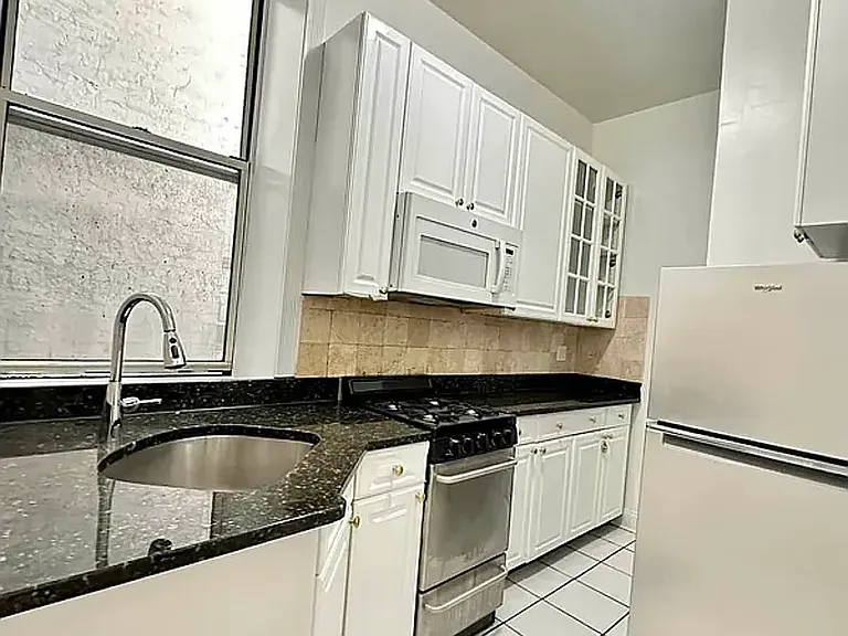 421 W 43rd St #M — Photo 8