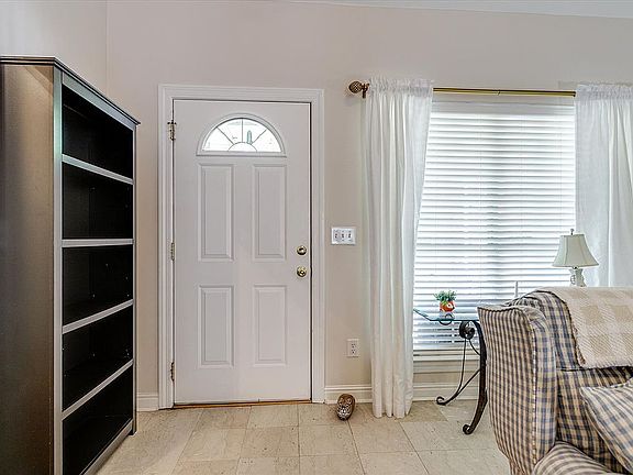 5th image of 807 S Chestnut Ct