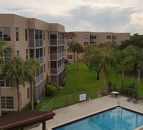 2nd image of 1931 Sabal Palm Dr