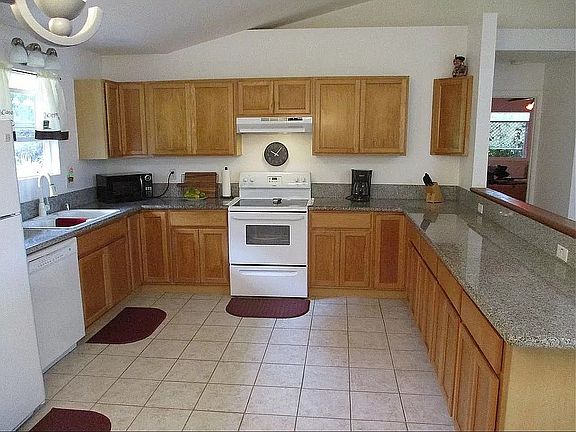Beautiful Large Kitchen!