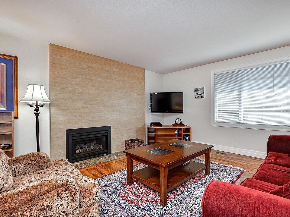 Living room w/gas fireplace and TV