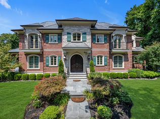 7 Beverly Rd, Great Neck, NY 11021