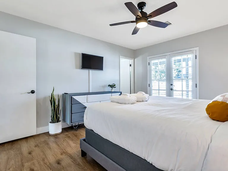2124 E Hillery Dr — Photo 2