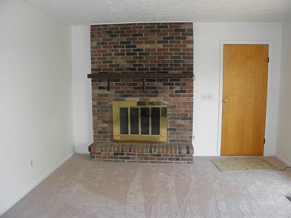 3rd image of 829 Terre Haute Dr
