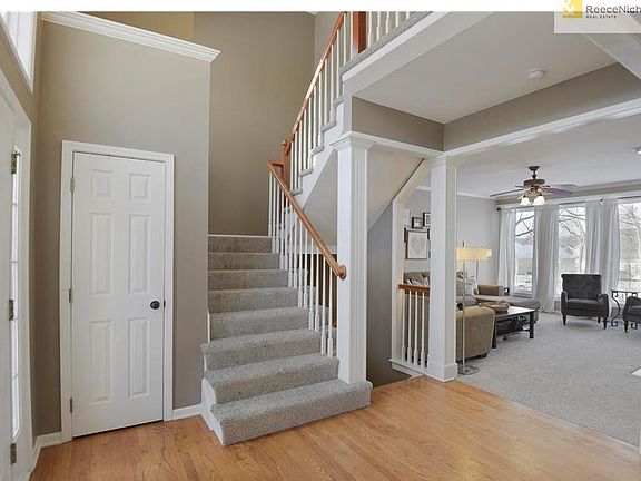Open foyer offers lots of natural light!
