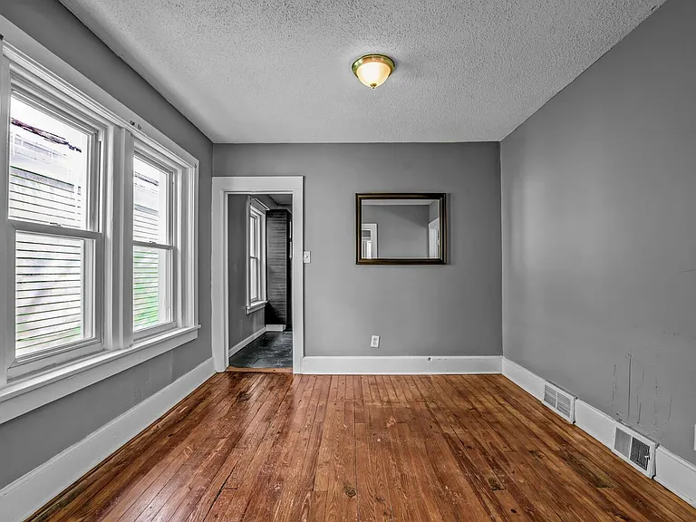 15 Auchinvole Ave #UPPER — Photo 9