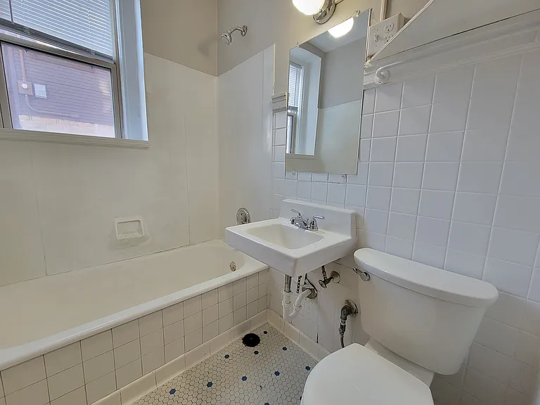 Raymond Apartments — Photo 20