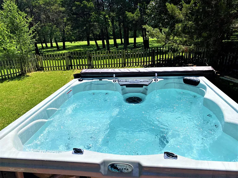 New Hot Tub May 2022 40 Jets LED Lighting