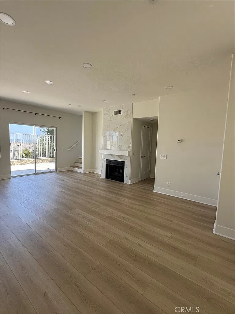 2 bed, 2.5 bath, 1220 sqft, $4,100 — Photo 3