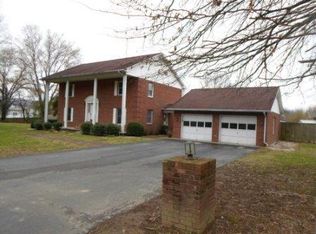 916 Lyons Dr, Paintsville, KY 41240