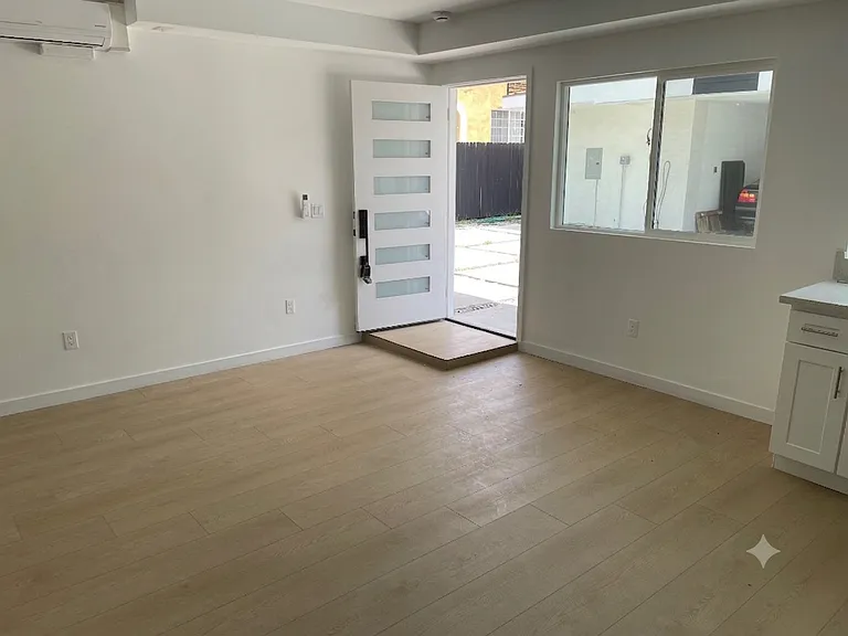 1529 Winona Blvd #1529 — Photo 9