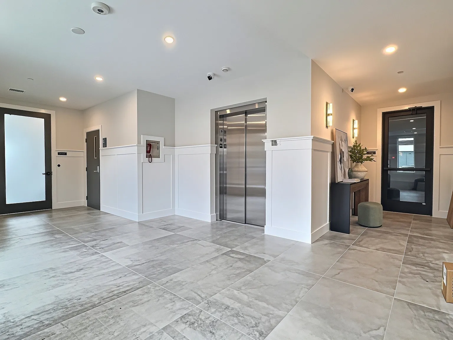 1305 Hyde Park Apartments — Photo 3