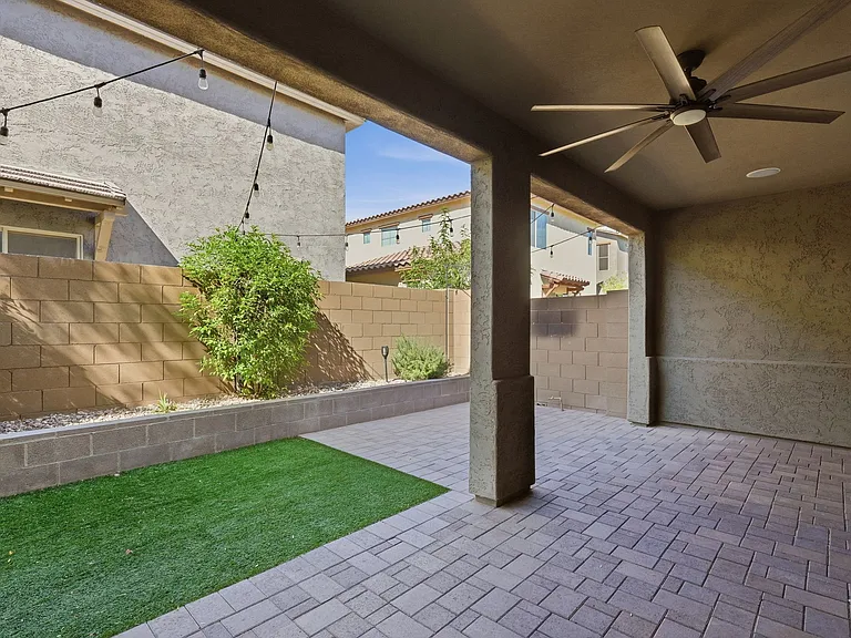216 E Beatryce St — Photo 35