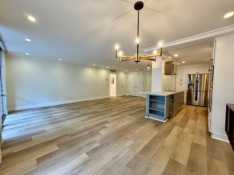 850 N Kings Rd #103 — Photo 2