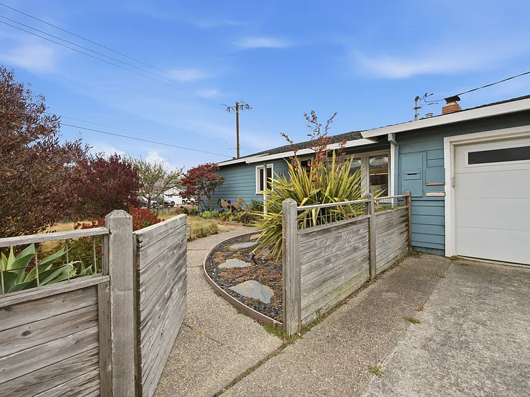 796 Crespi Dr — Photo 4