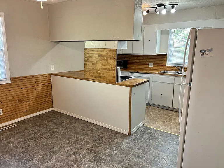 914 W Ash St — Photo 3