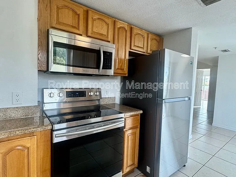 498 SW 6th St #303 — Photo 6