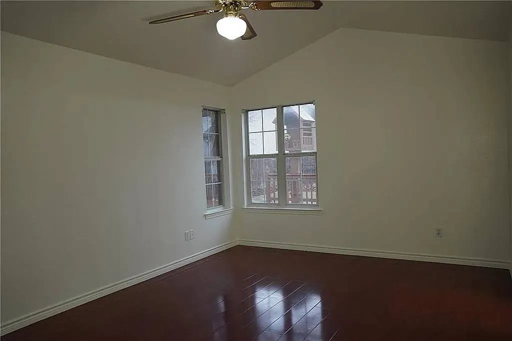 3 bed, 1339 sqft, $2,100 — Photo 2