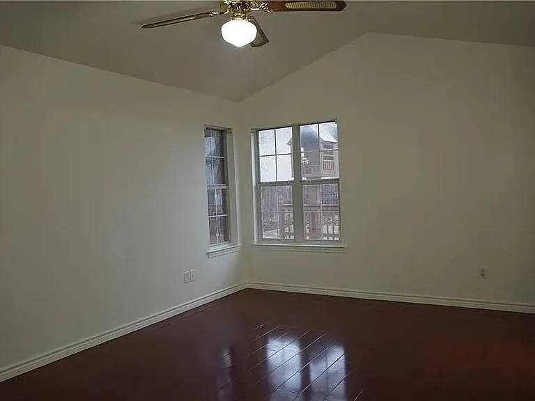 2103 Bluebonnet Dr — Photo 1