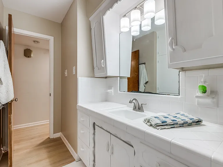 401 Daisy Dr — Photo 2